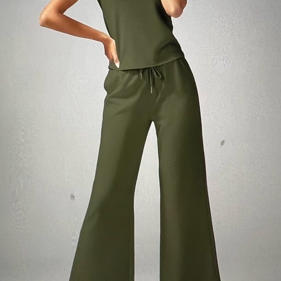 Sleeveless Two Piece Outfit - Picture 2 of 6